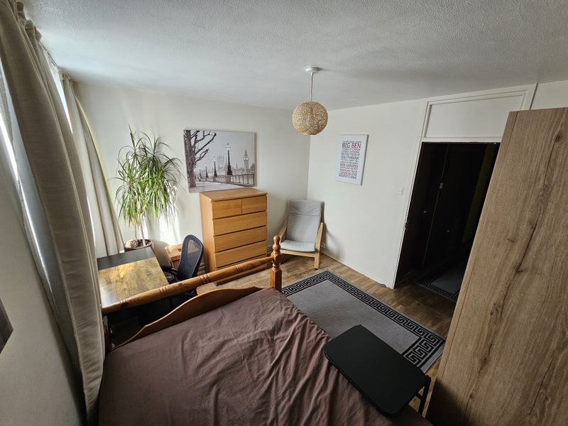 Room Ganley Road in Greater London