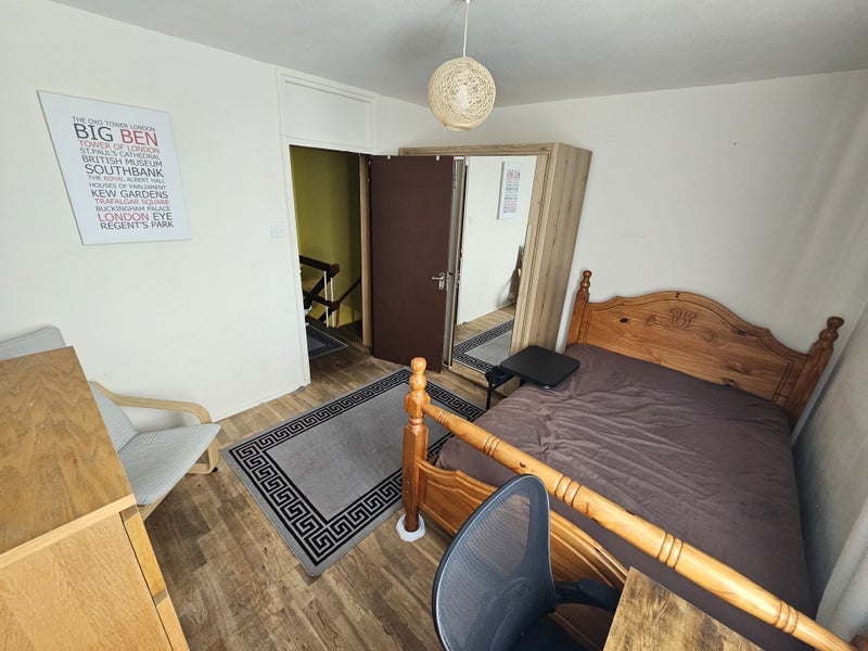 Room Ganley Road in Greater London