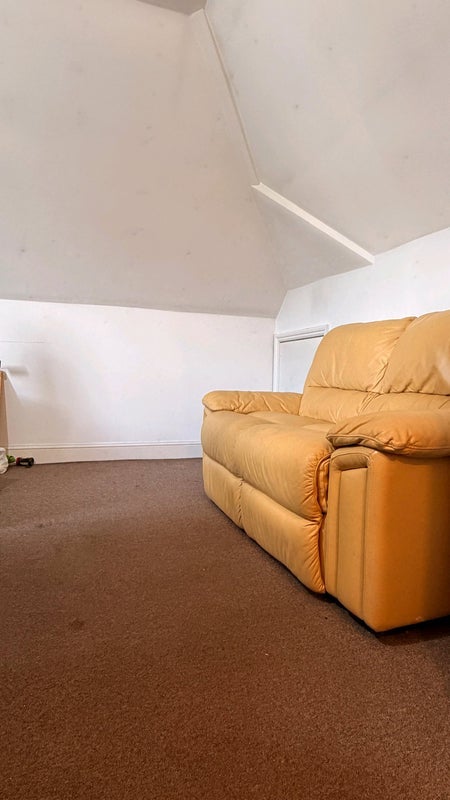 Room Hillside Avenue in Greater London
