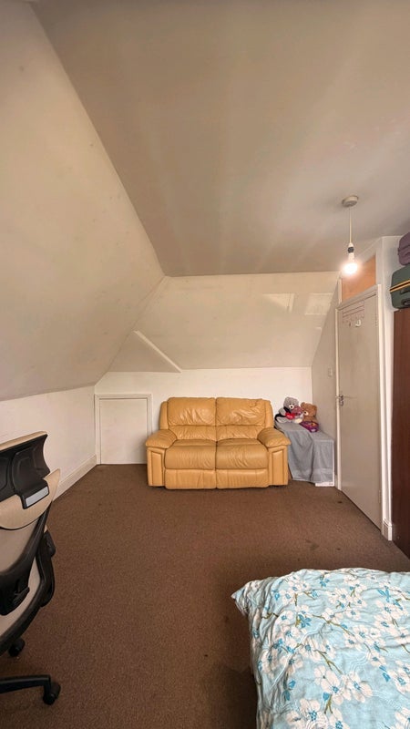 Room Hillside Avenue in Greater London