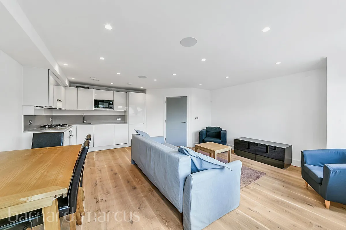 Flat Disraeli Road in Greater London