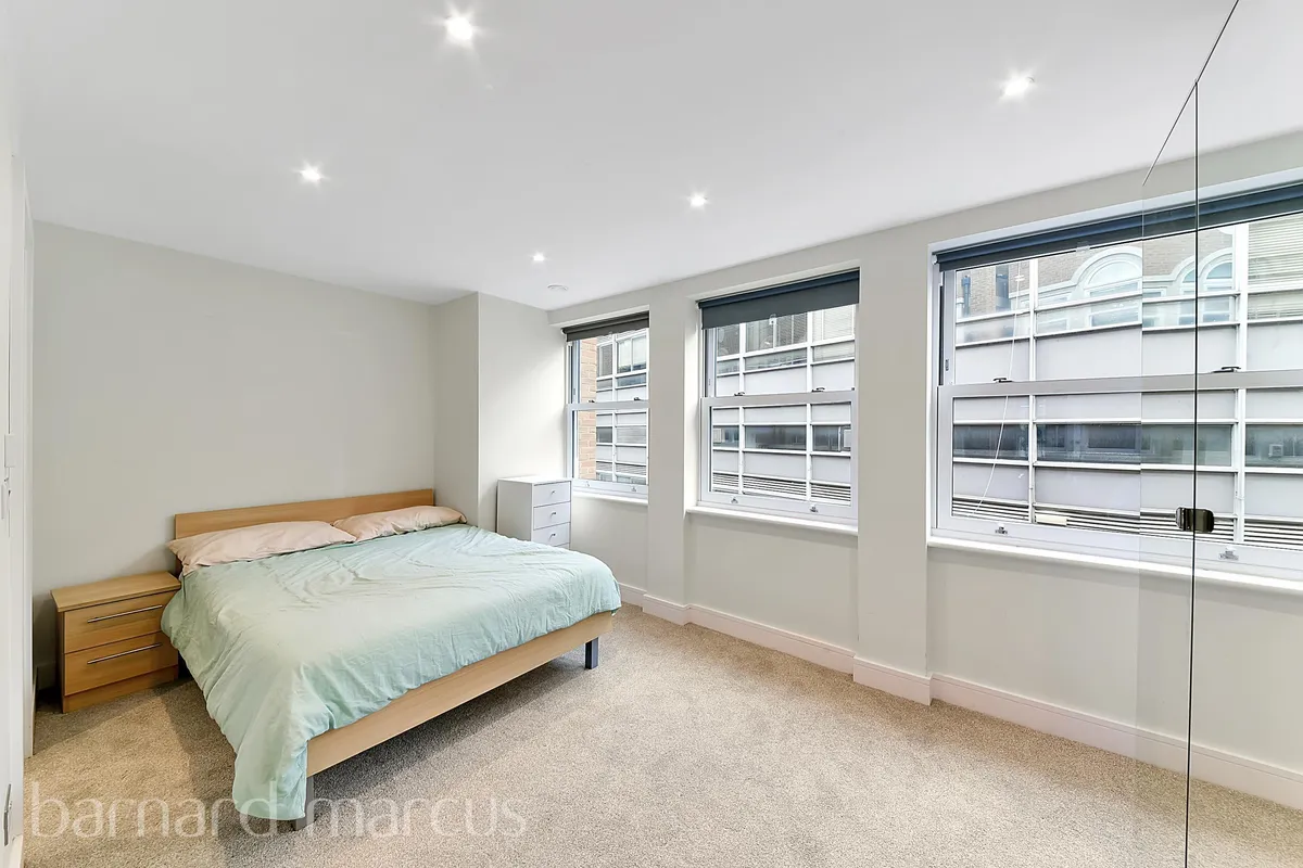 Flat Disraeli Road in Greater London