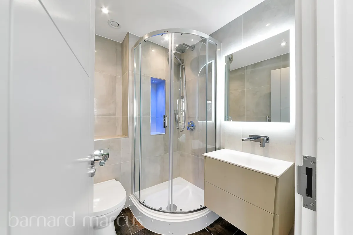 Flat Disraeli Road in Greater London