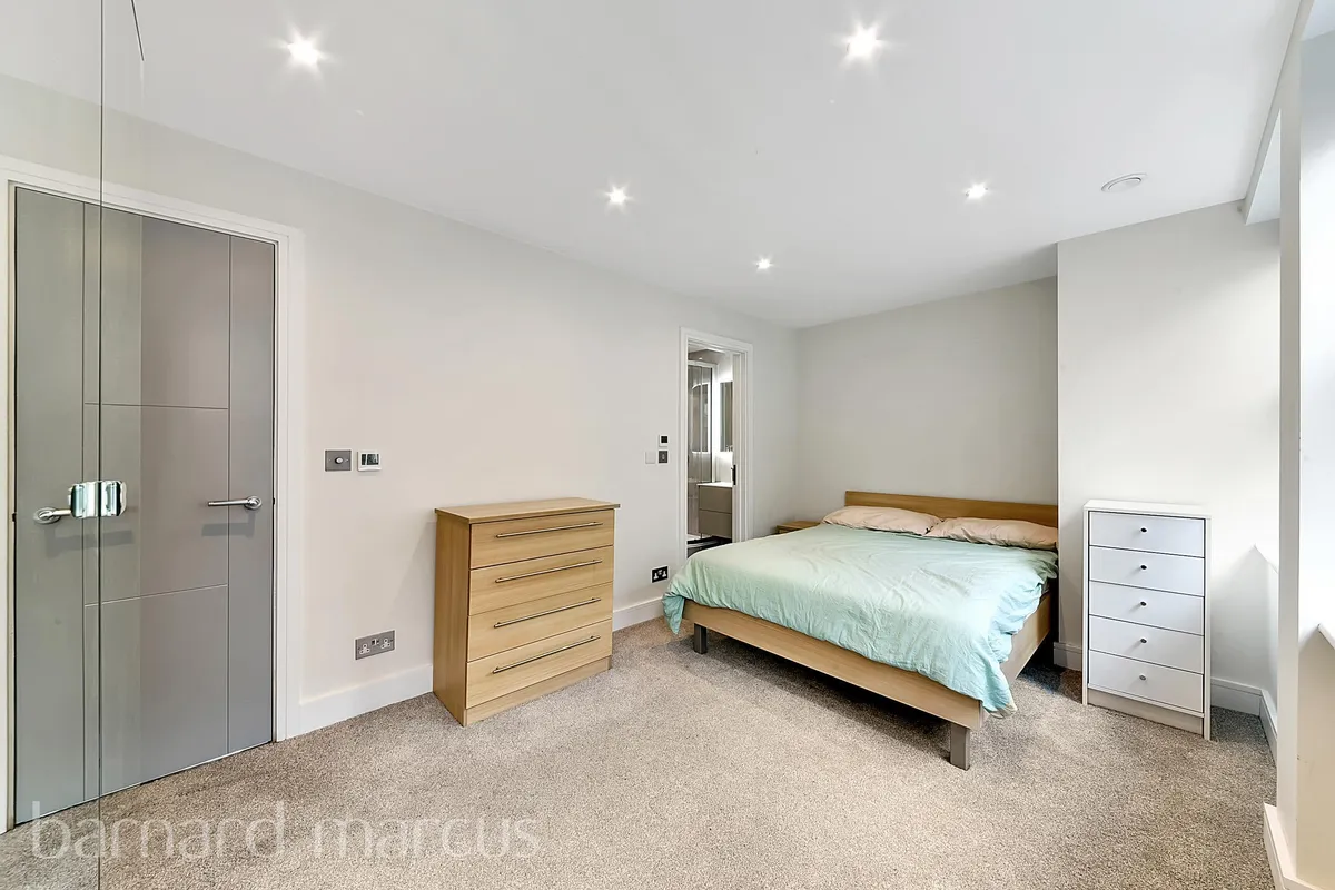 Flat Disraeli Road in Greater London