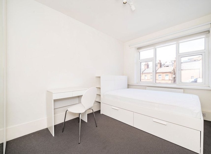 Flat Bamborough Gardens in Greater London