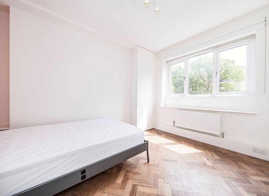 Flat Bamborough Gardens in Greater London