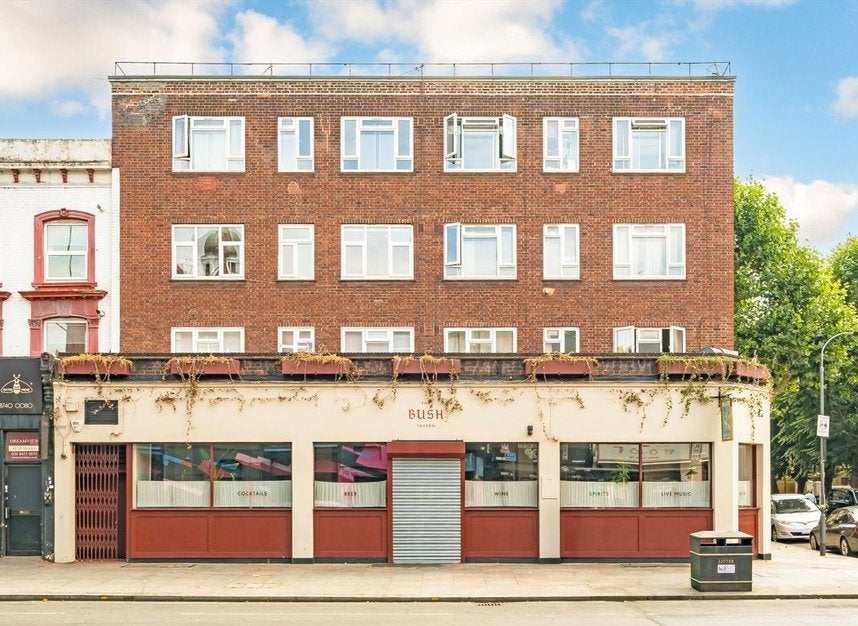 Flat Bamborough Gardens in Greater London
