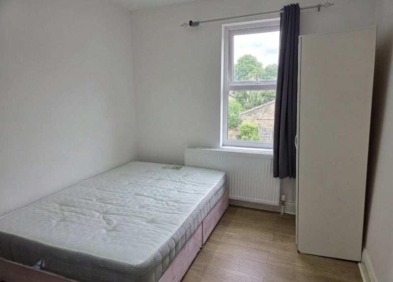 Room Grove Road in Greater London