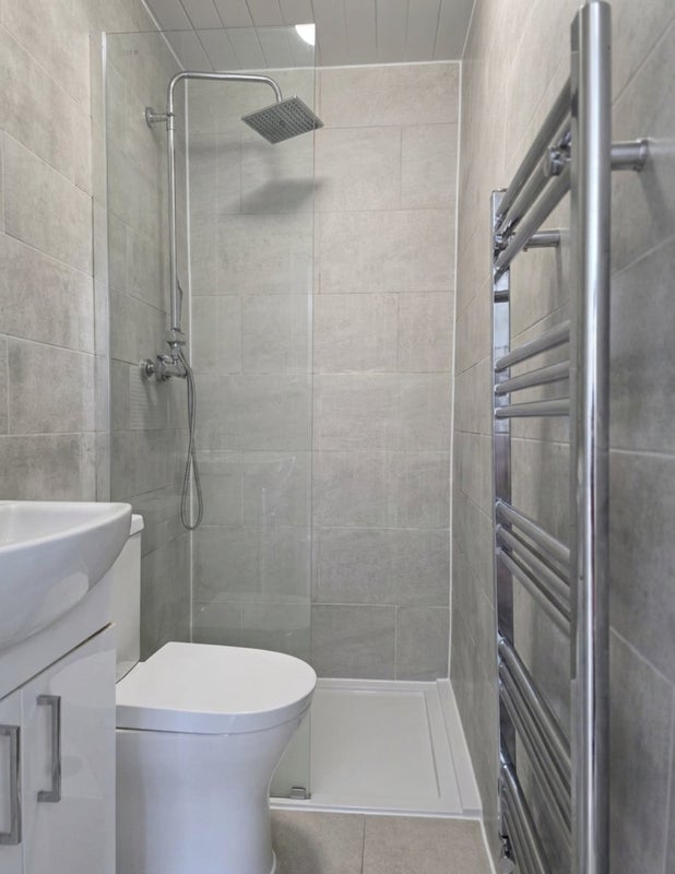 Room Grove Road in Greater London