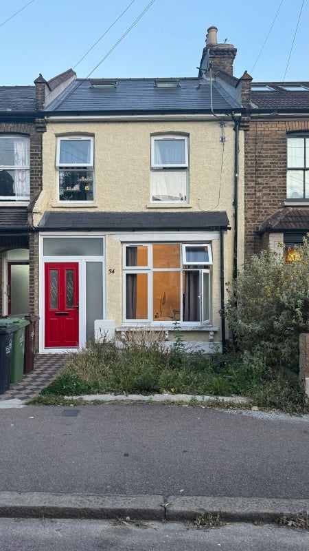 Room Grove Road in Greater London