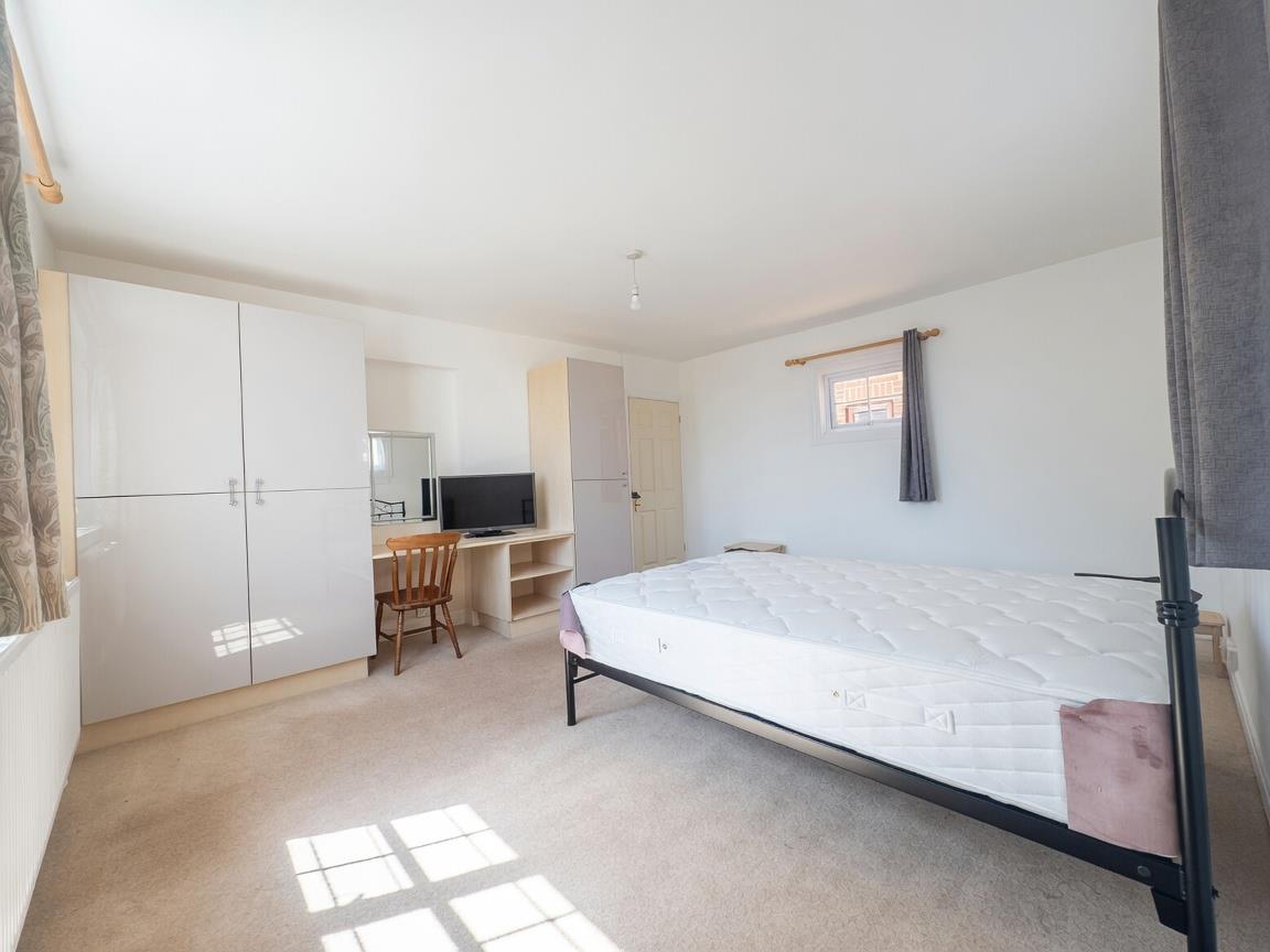 Flat Queens Road in Rushmoor