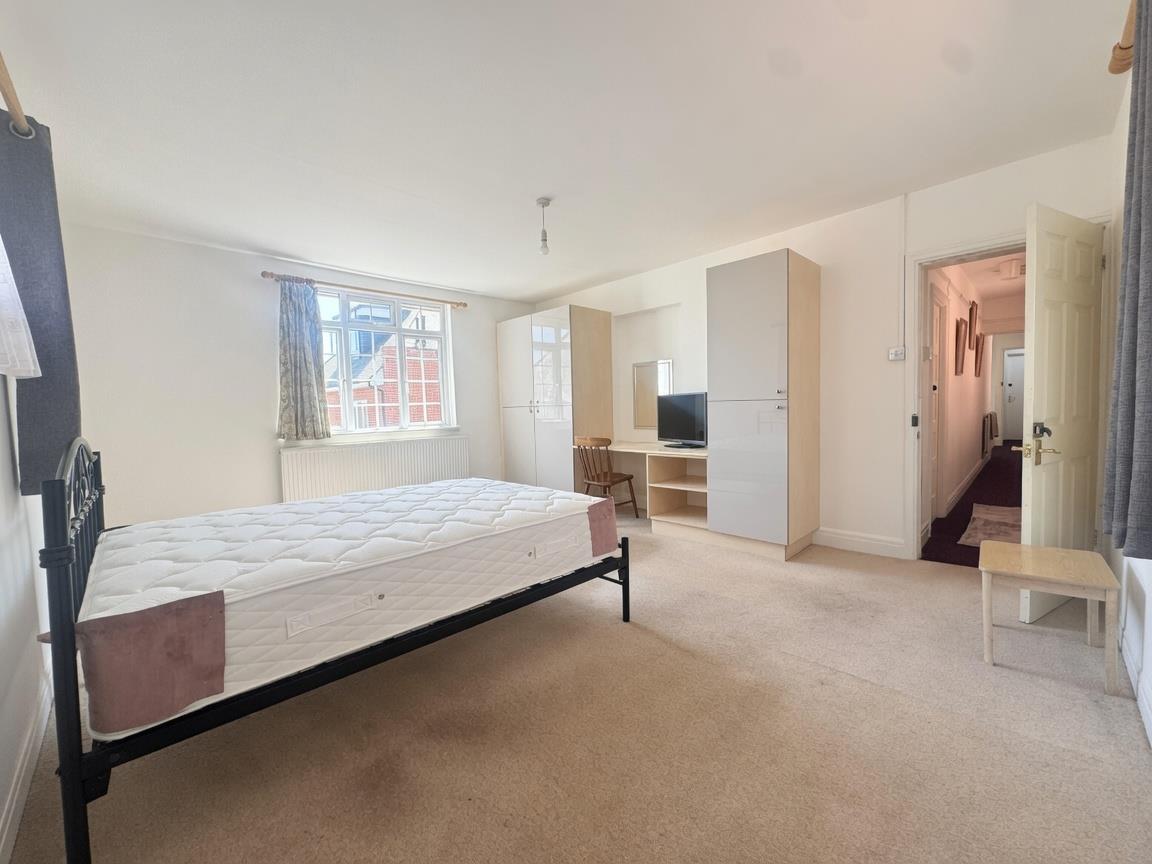 Flat Queens Road in Rushmoor