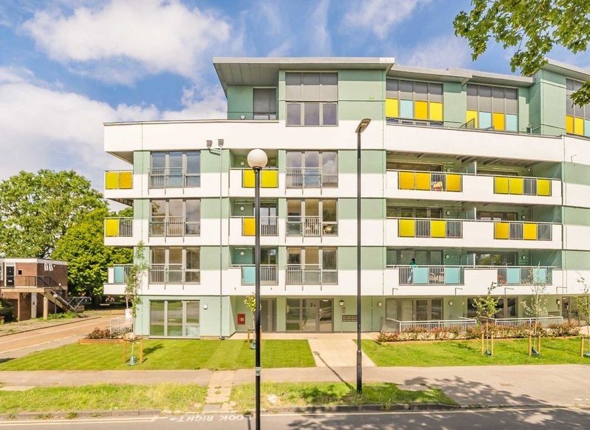 Flat Clarence Avenue in Greater London