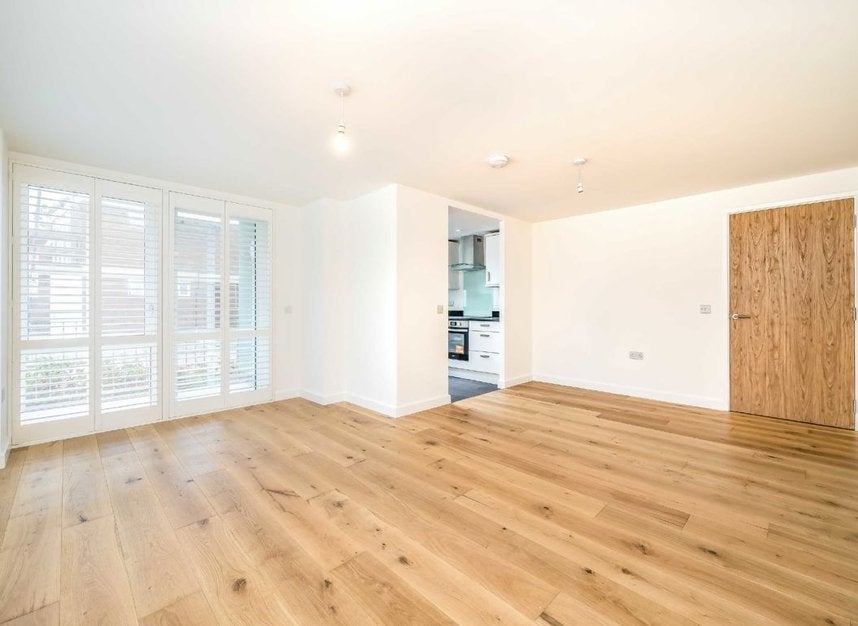 Flat Clarence Avenue in Greater London