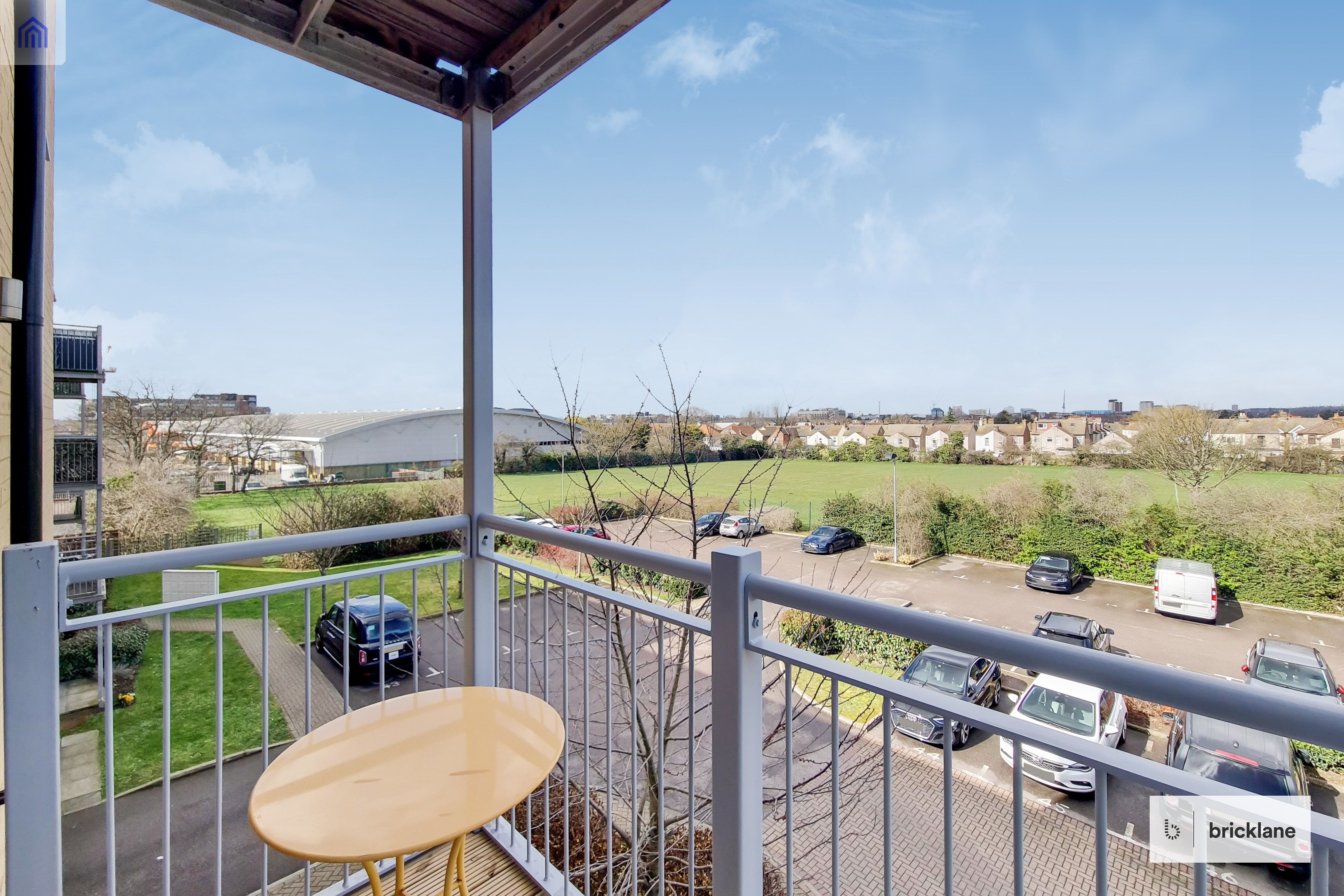 Flat Maygreen Crescent in Greater London