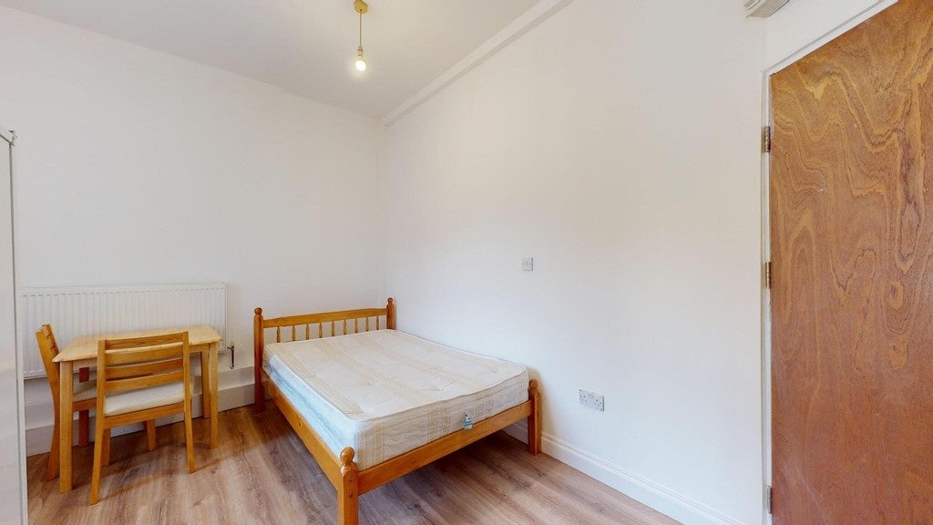Flat Tabley Road in Greater London