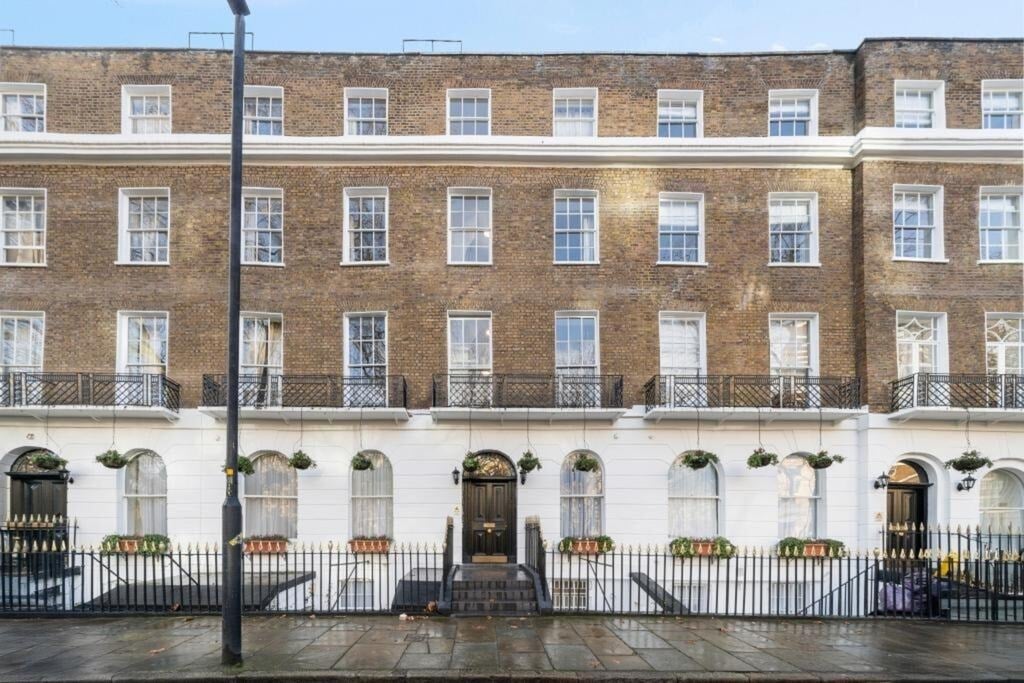 Flat Cartwright Gardens in Greater London