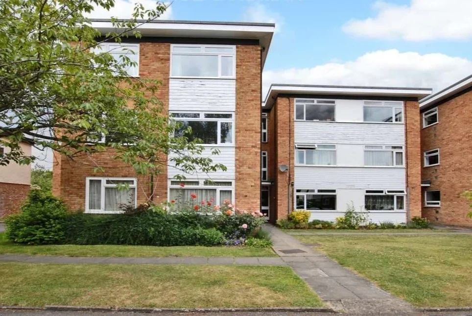Flat Sycamore Grove in Greater London