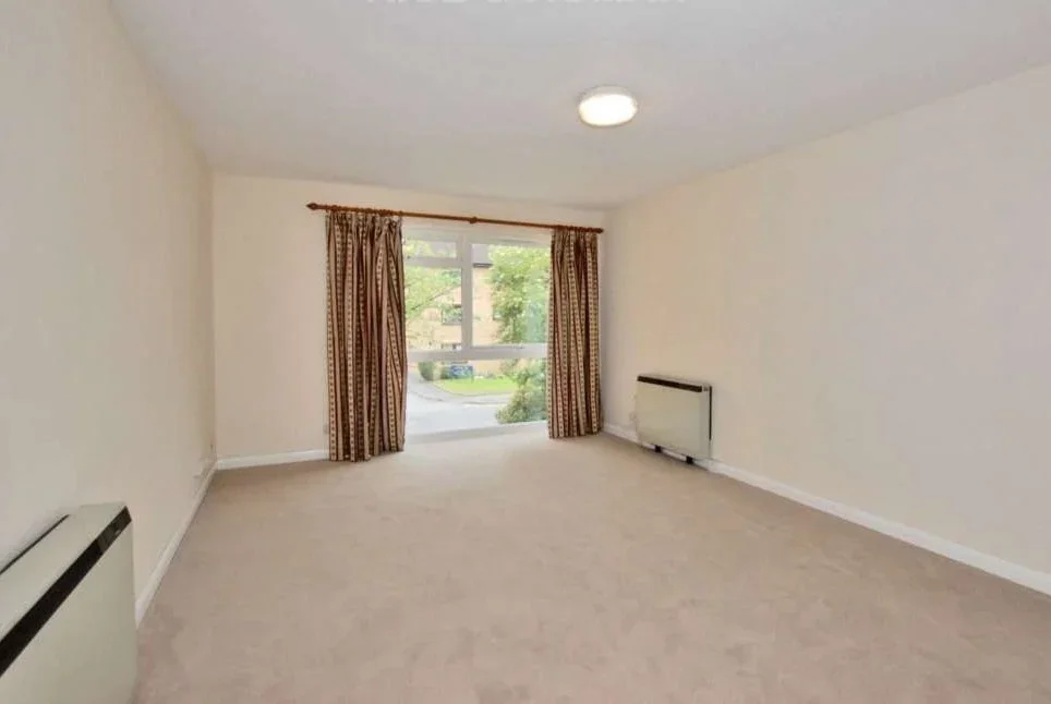 Flat Sycamore Grove in Greater London