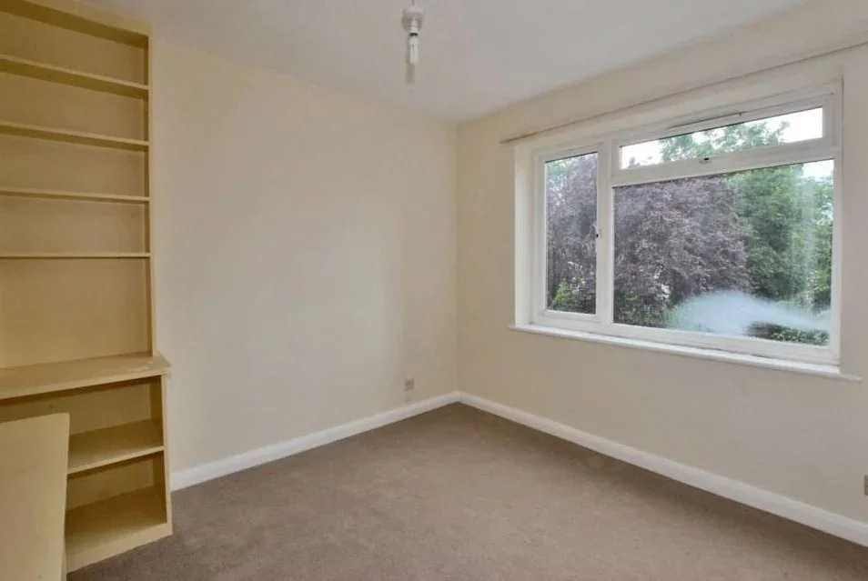Flat Sycamore Grove in Greater London