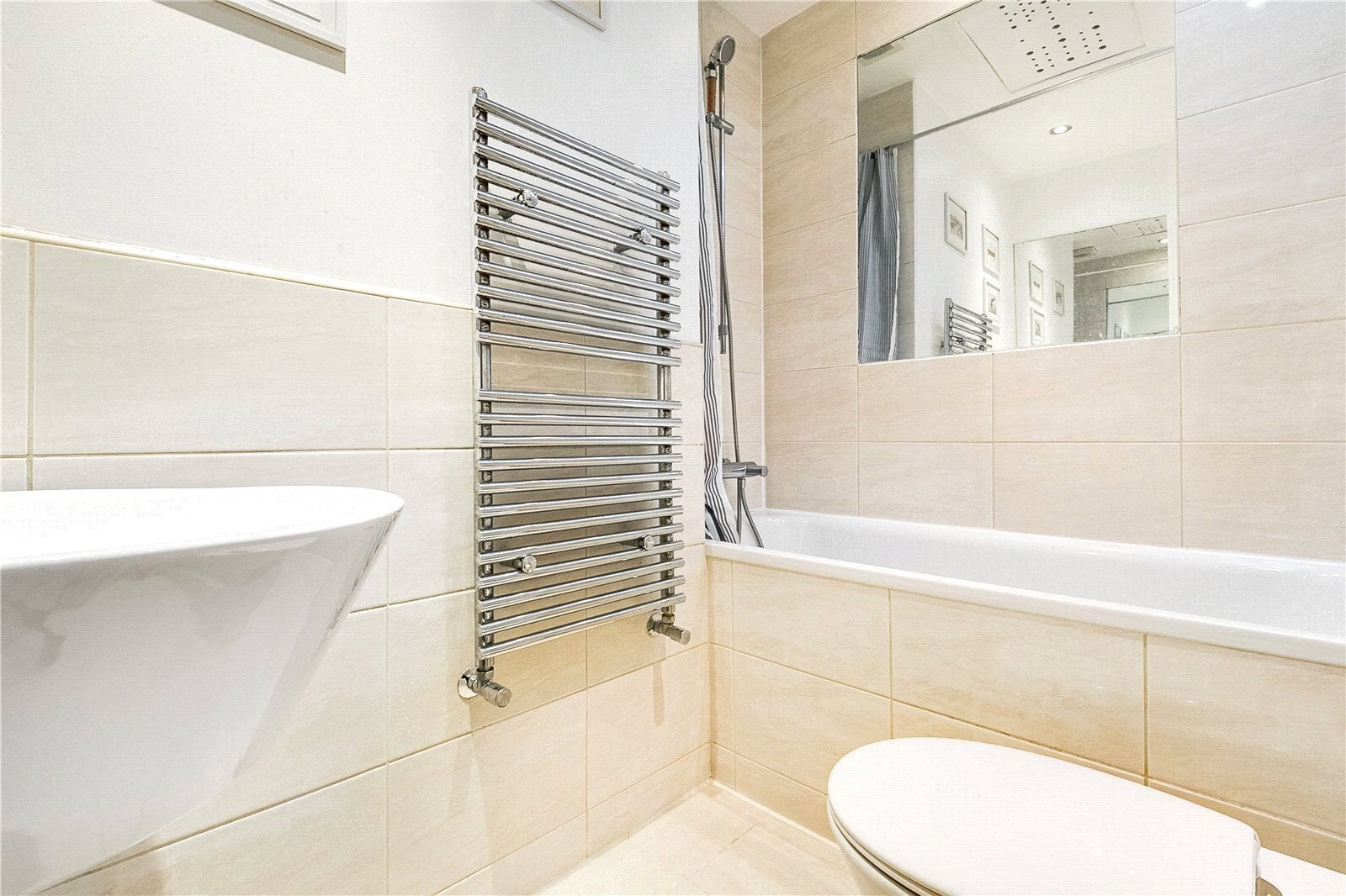 Flat Tournay Road in Greater London