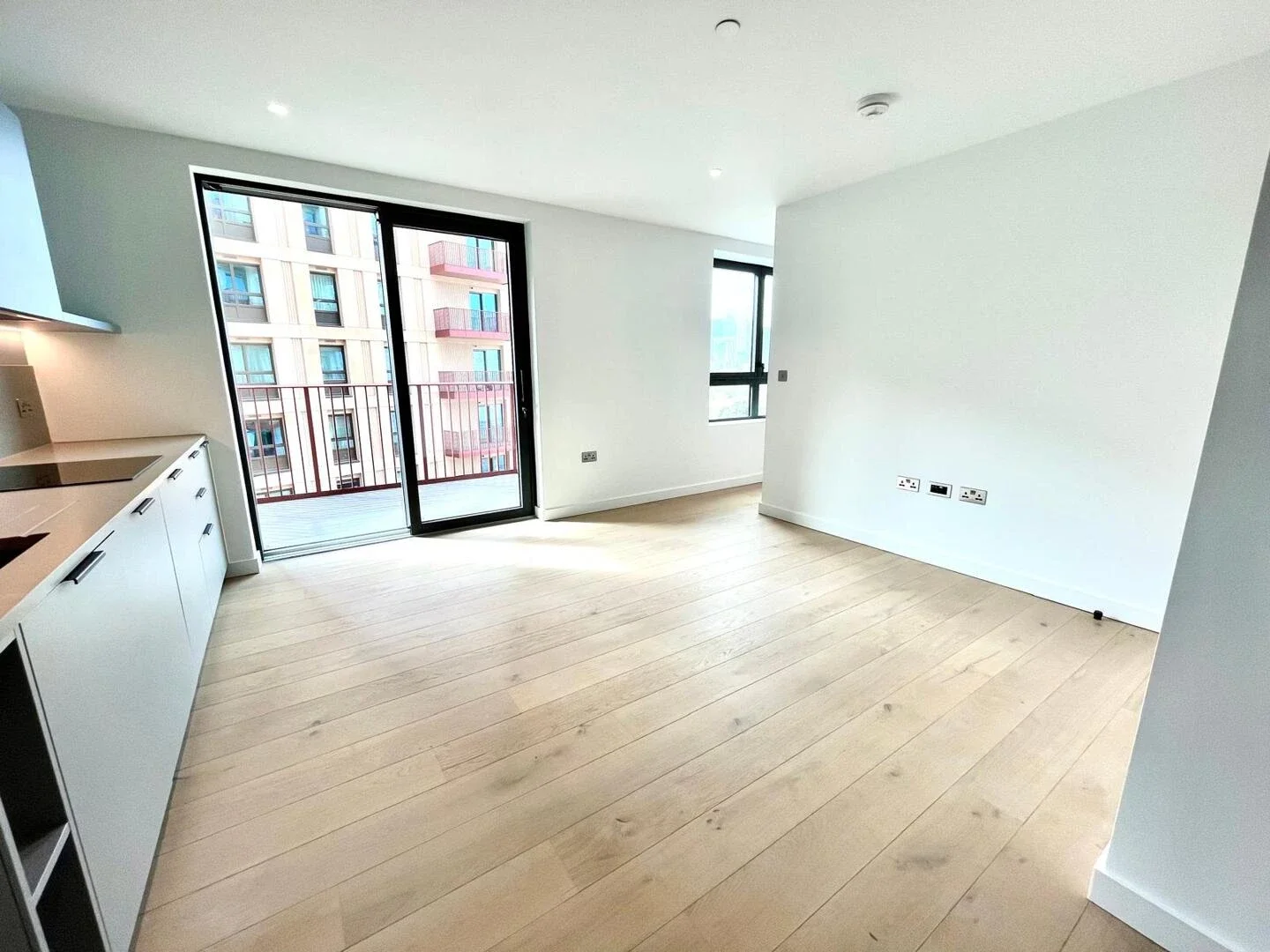 Flat Chandlers Avenue in Greater London