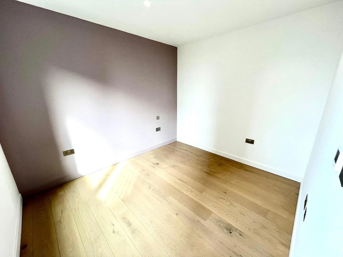 Flat Chandlers Avenue in Greater London