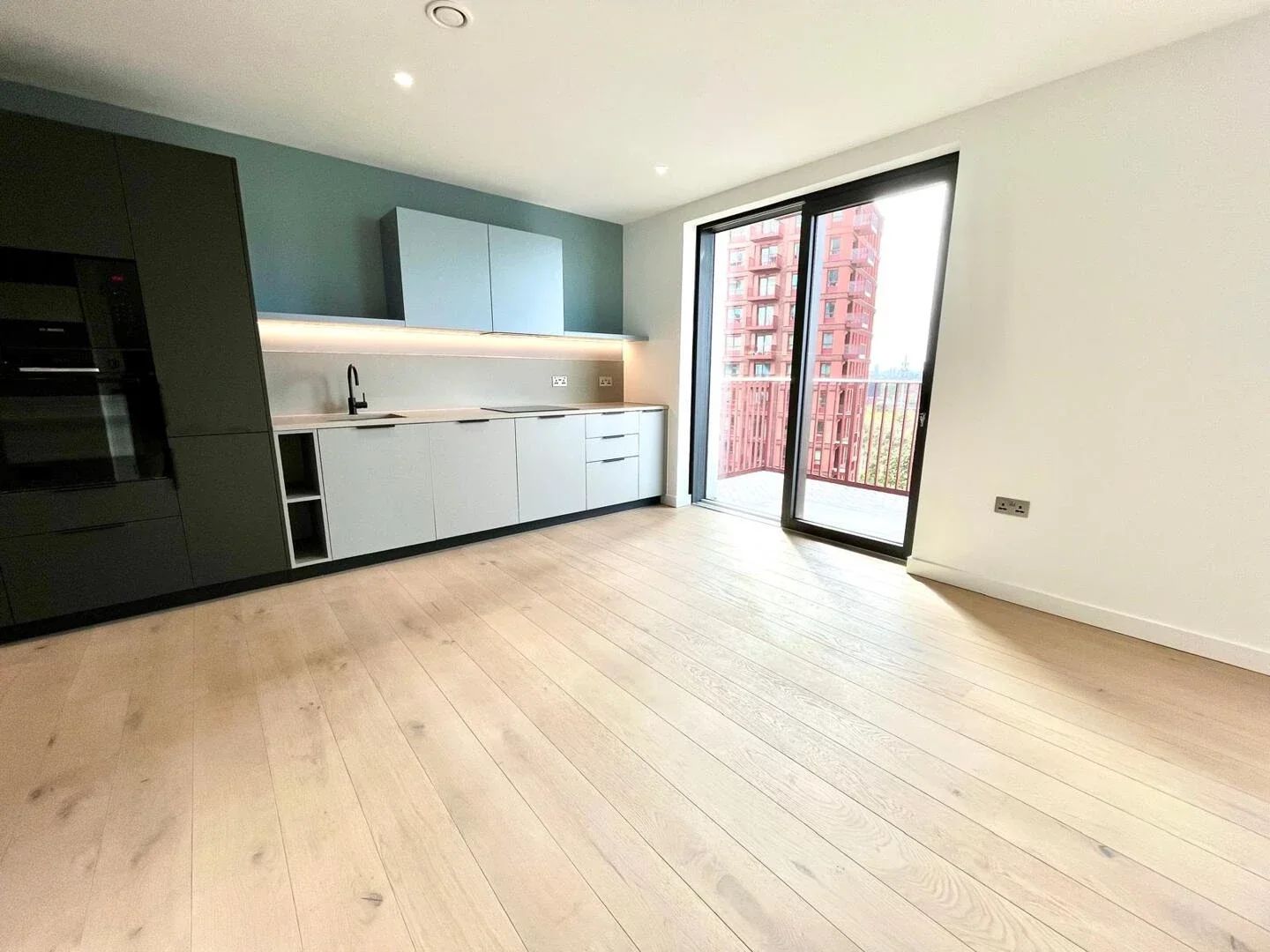 Flat Chandlers Avenue in Greater London