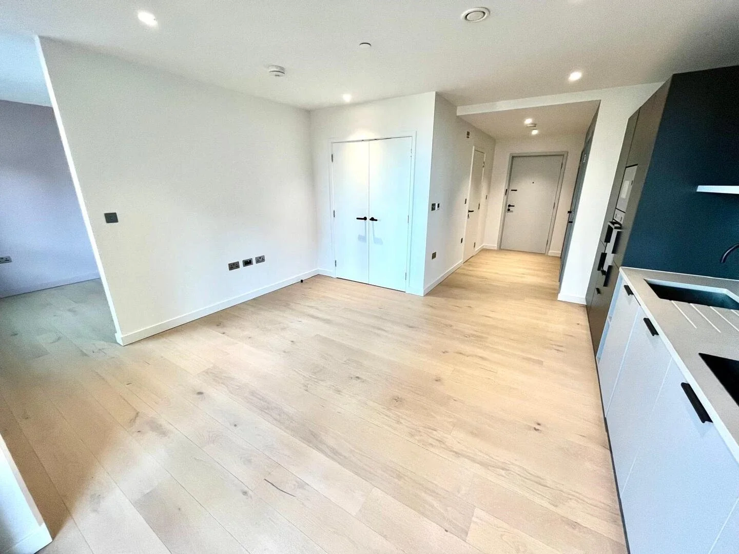 Flat Chandlers Avenue in Greater London