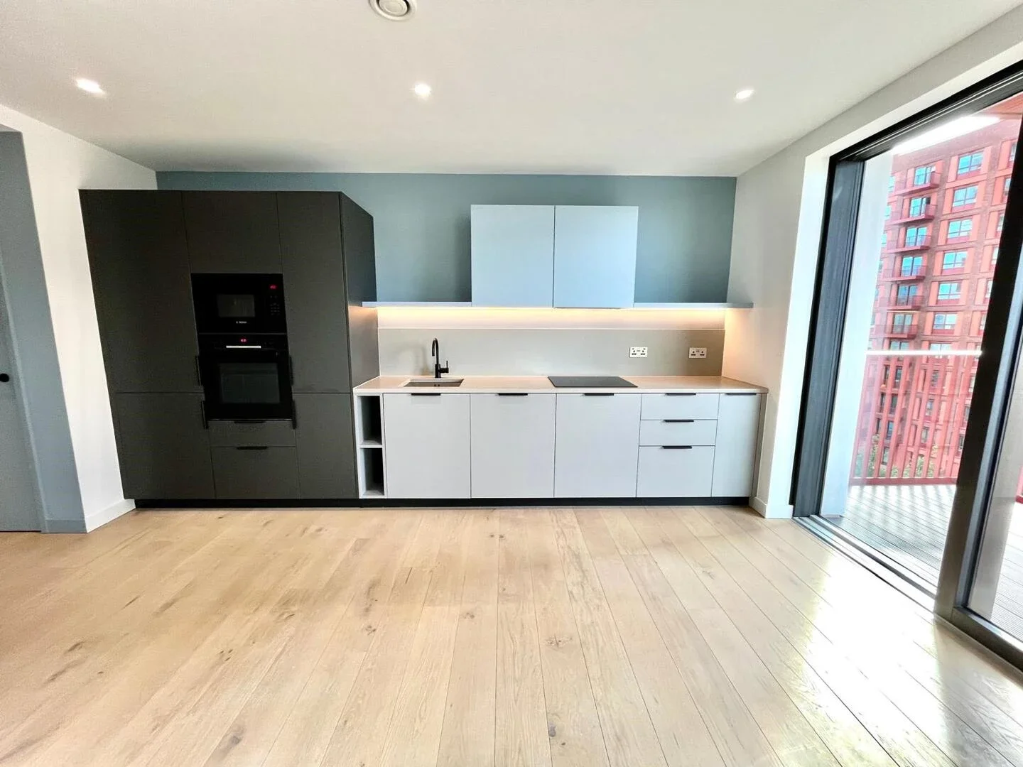 Flat Chandlers Avenue in Greater London