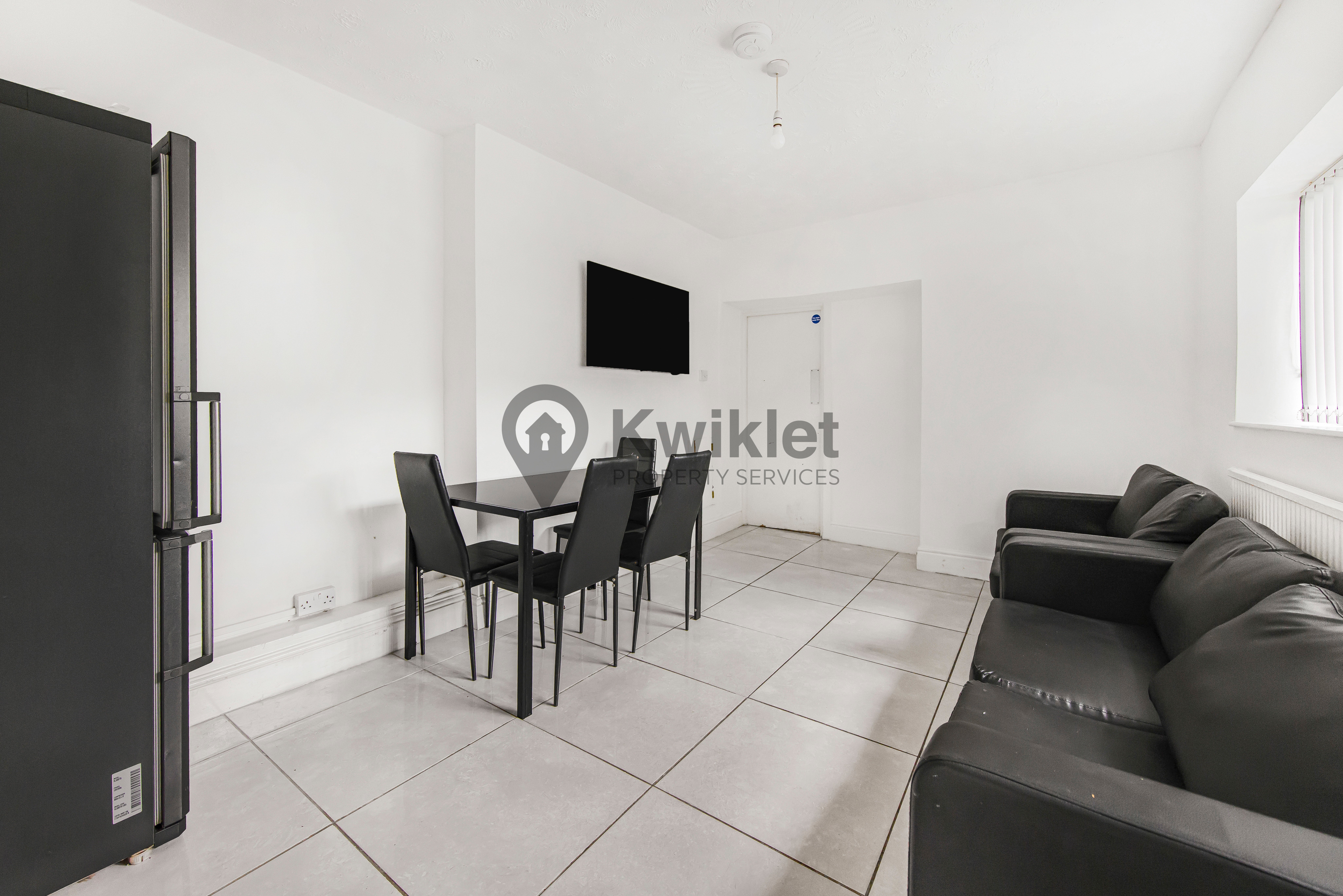 Room John Street in Pontypridd