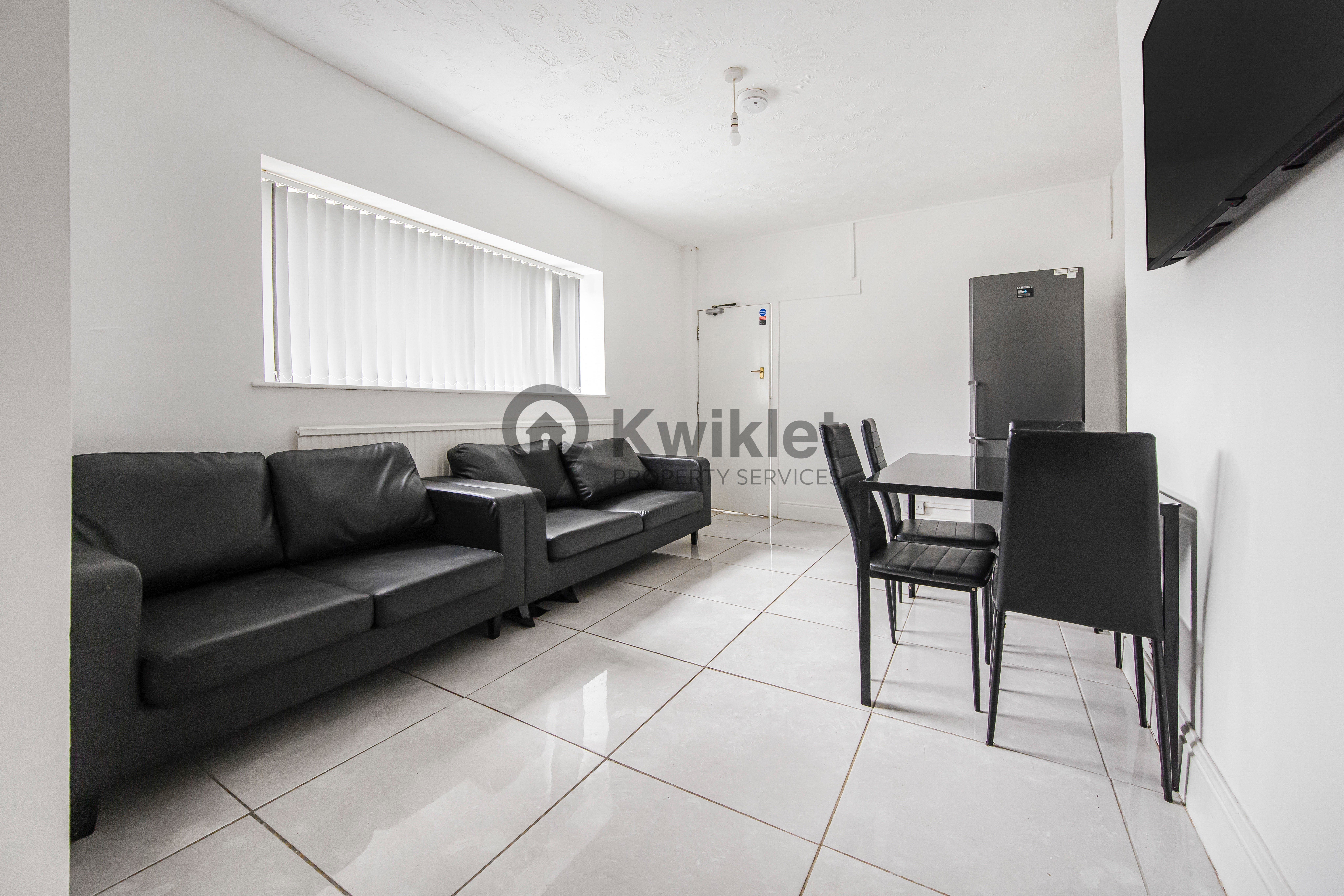 Room John Street in Pontypridd