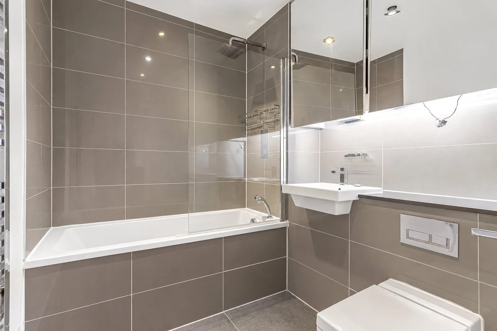 Flat Heneage Street in Greater London