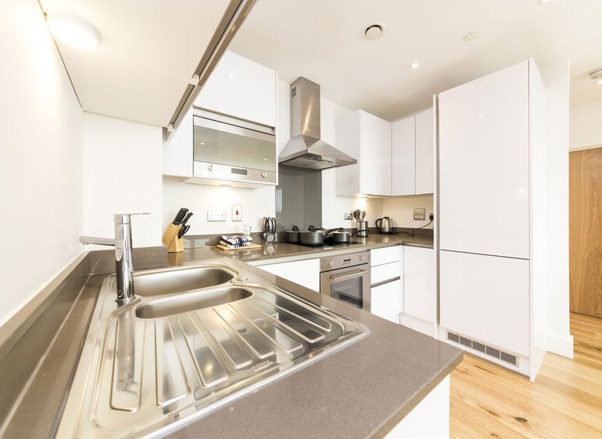 Flat Sovereign Close in Greater London