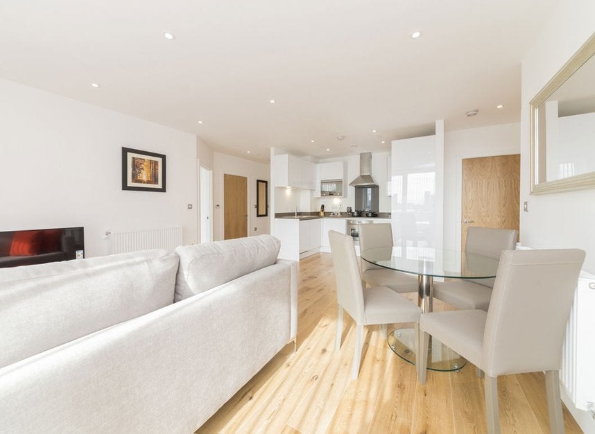 Flat Sovereign Close in Greater London