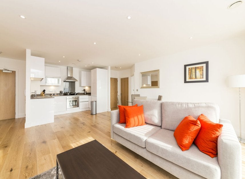 Flat Sovereign Close in Greater London
