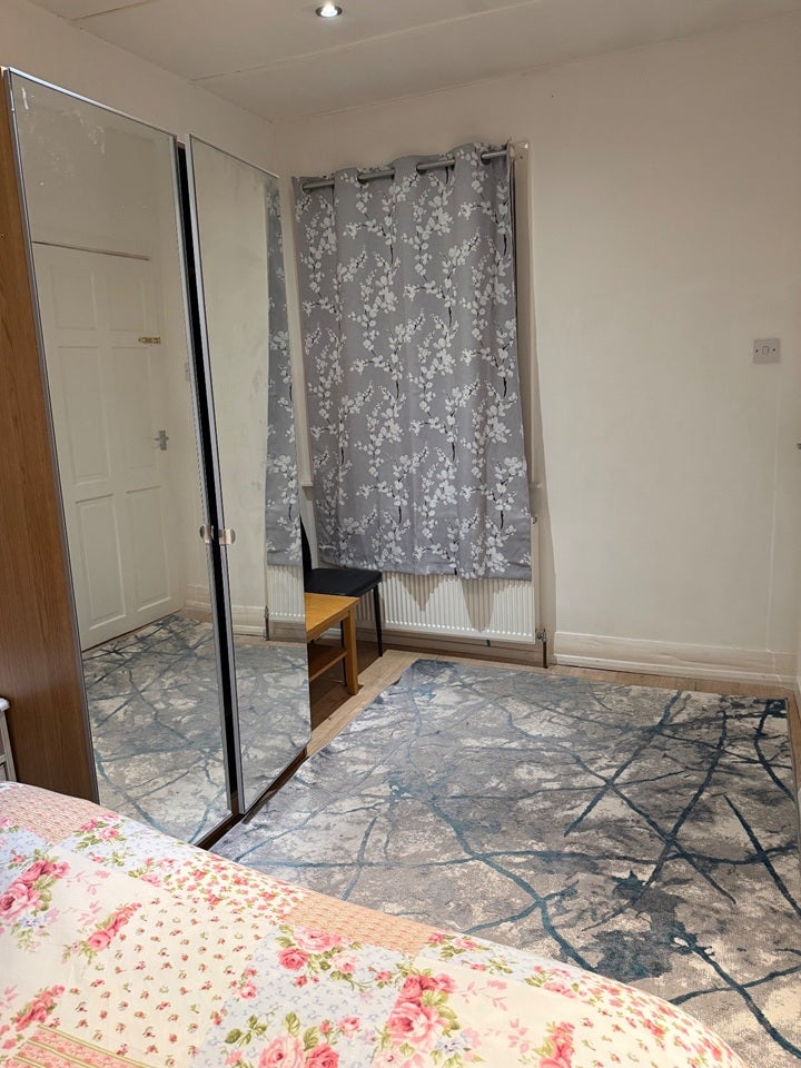 Room Southsea Avenue in Watford