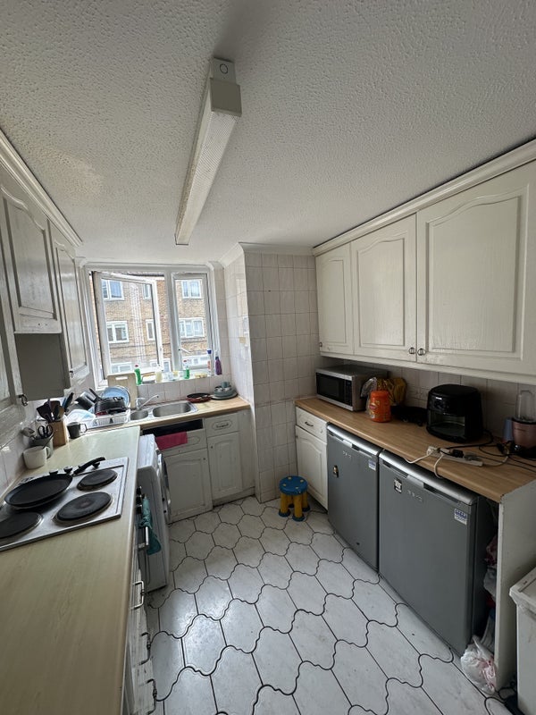 Room Lucey Way in Greater London