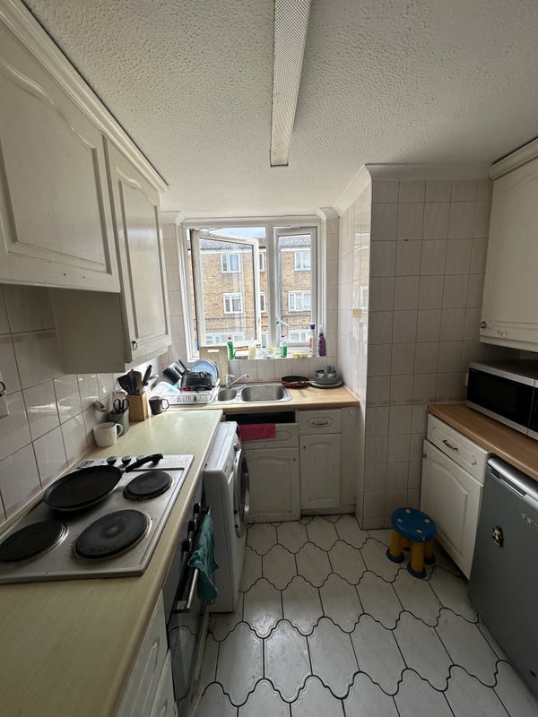 Room Lucey Way in Greater London