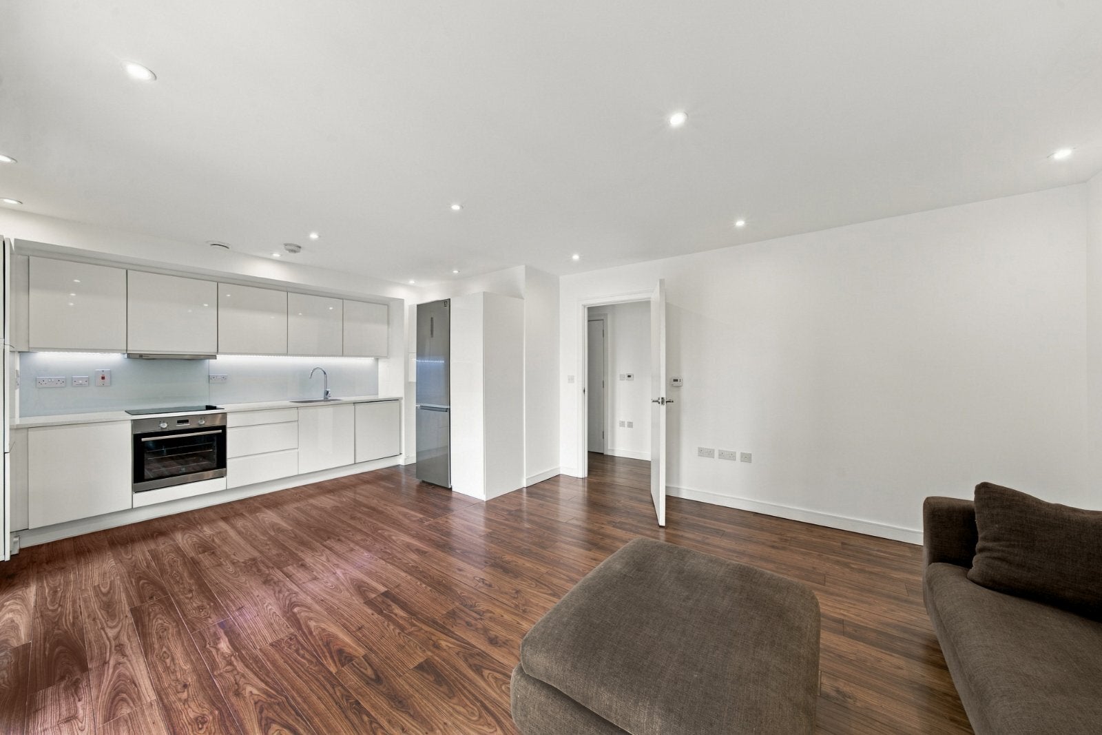 Flat Enterprise Way in Greater London