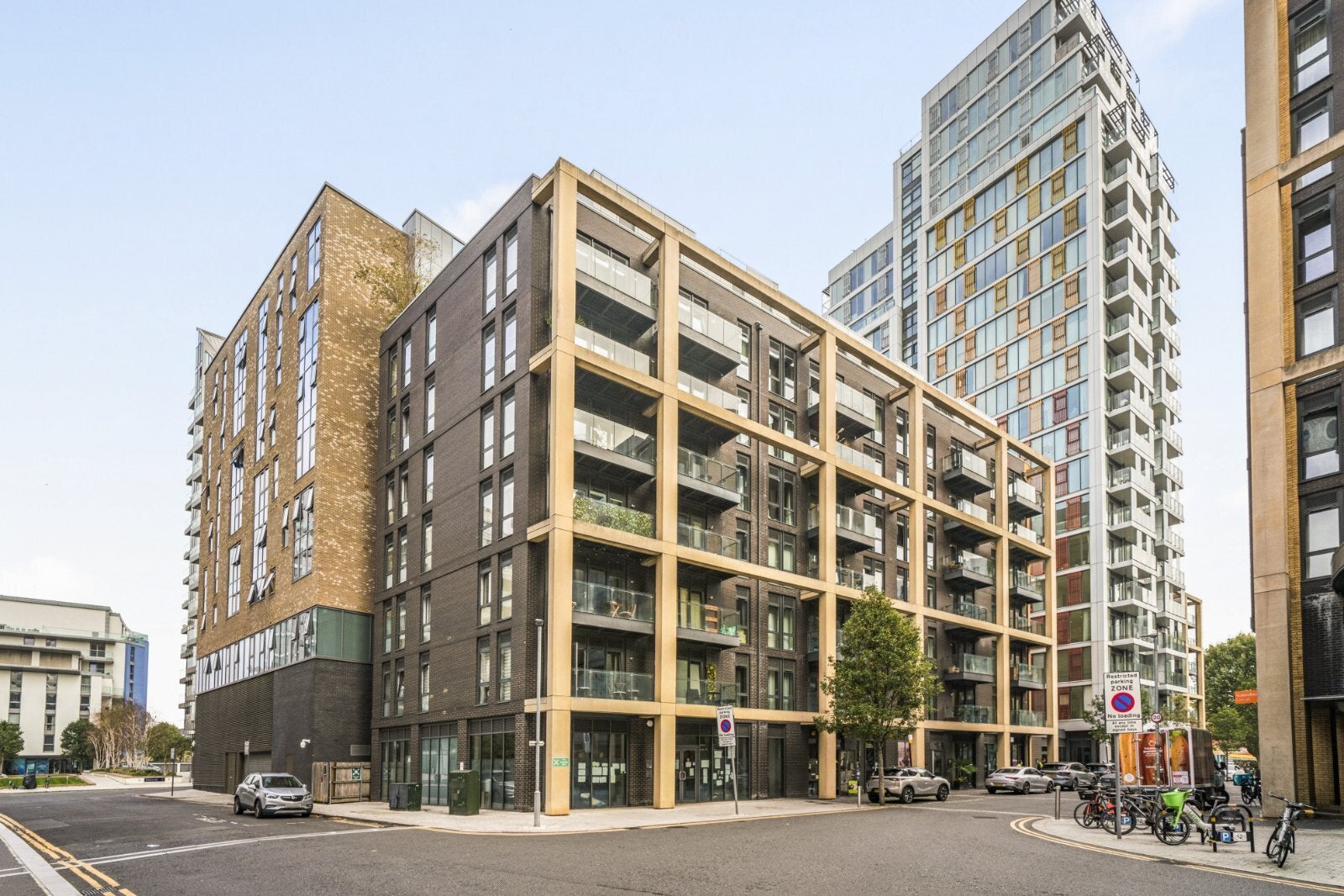 Flat Enterprise Way in Greater London