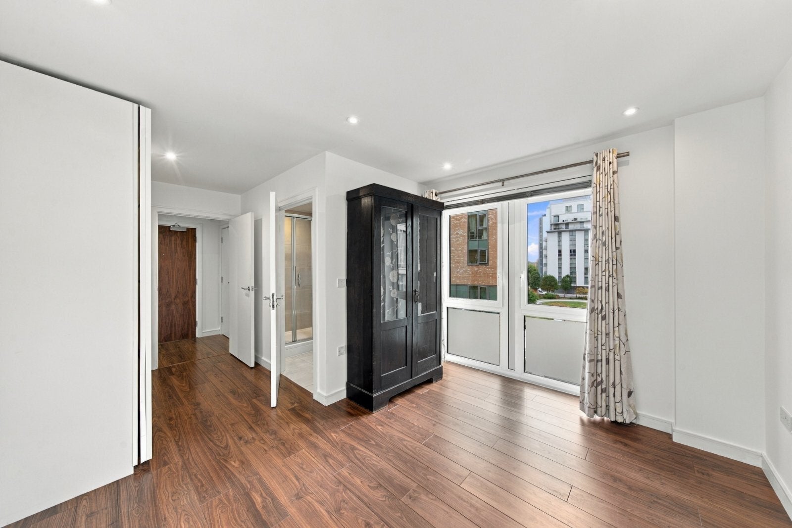 Flat Enterprise Way in Greater London