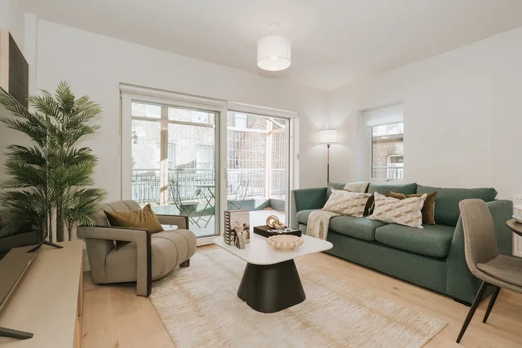 Flat Clapham High Street in Greater London