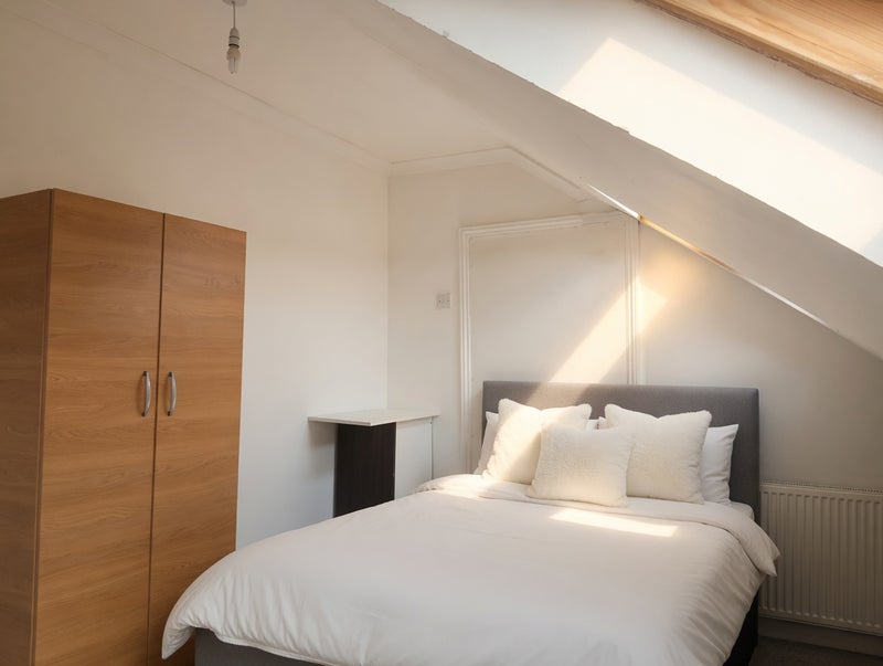 Room Selwyn Avenue in Greater London