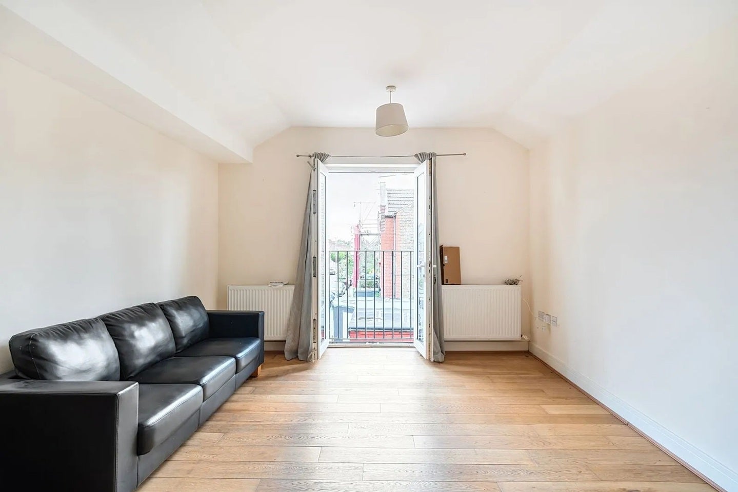 Flat Fernthorpe Road in Greater London