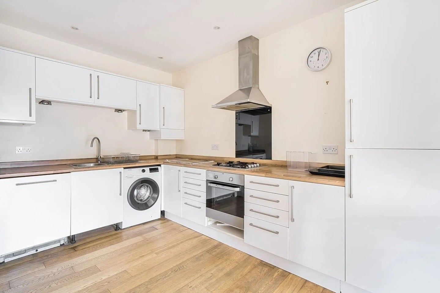 Flat Fernthorpe Road in Greater London