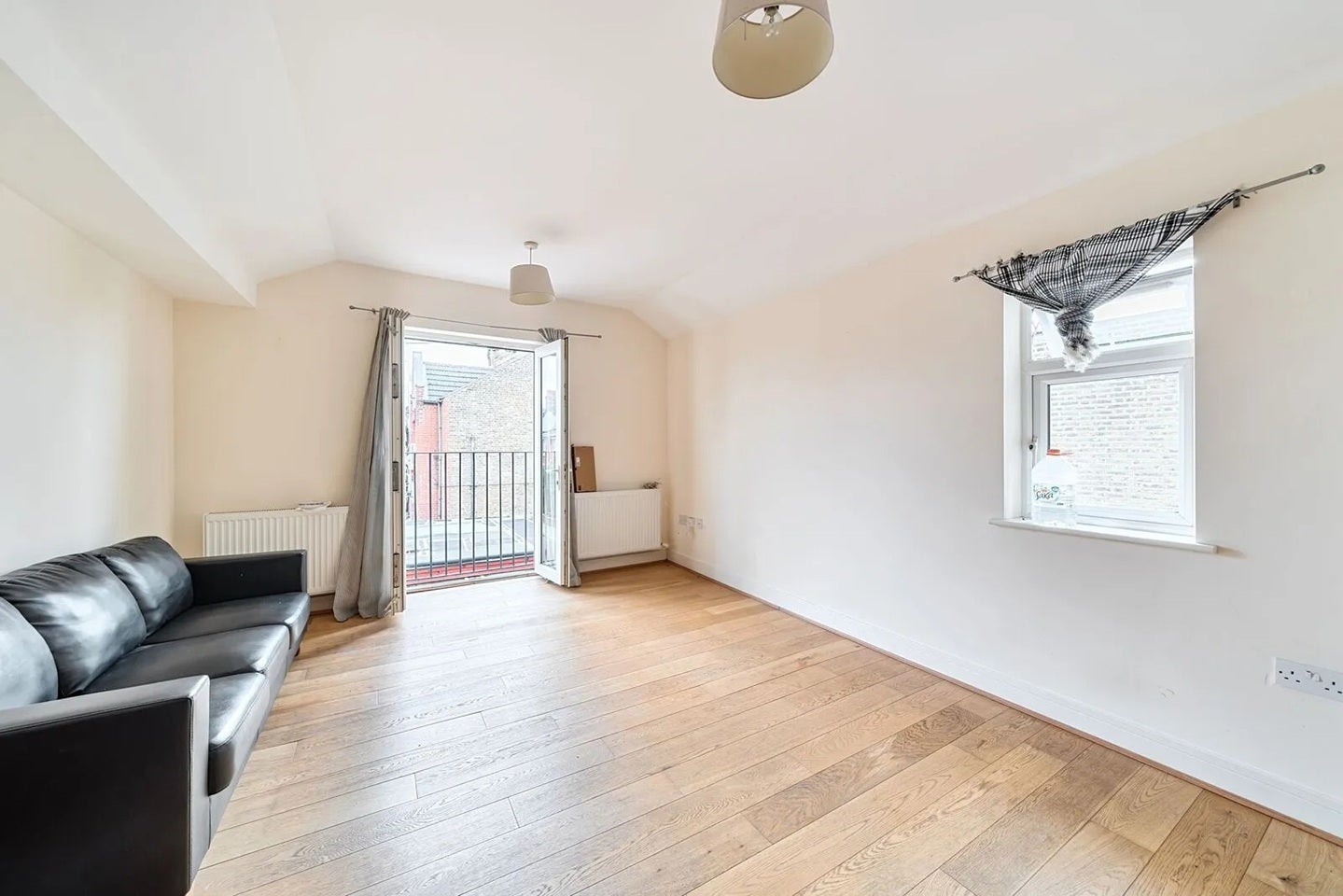 Flat Fernthorpe Road in Greater London