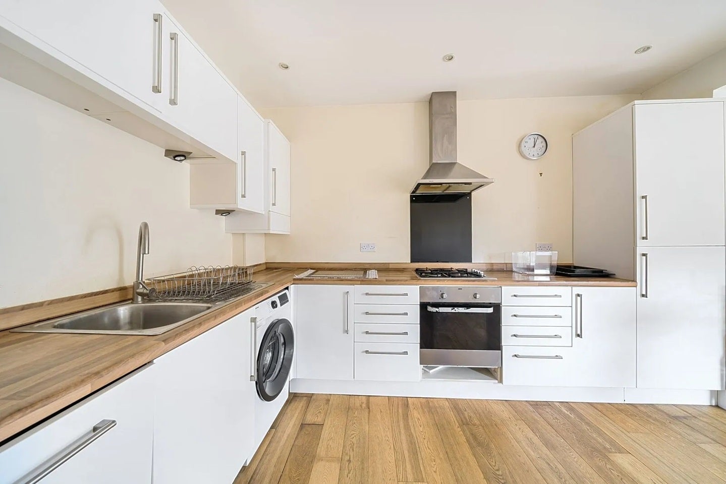 Flat Fernthorpe Road in Greater London
