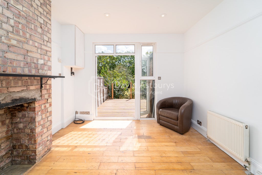 Flat Princes Avenue in Greater London