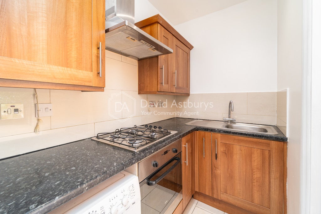 Flat Princes Avenue in Greater London